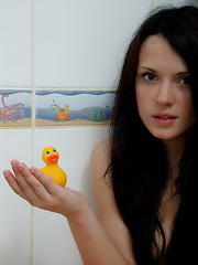 Gorgeous teen posing and masturbating in the shower